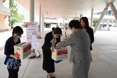 日本女子大学学生及び教職員有志による令和6年度能登半島地震の被災者支援の募金活動の様子