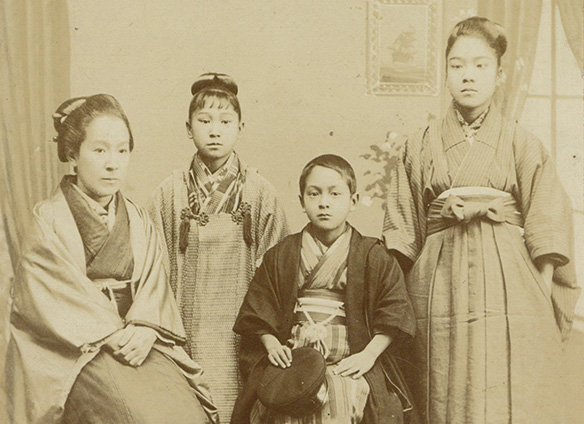 母と姉妹と 1901年1月(右がタノ)