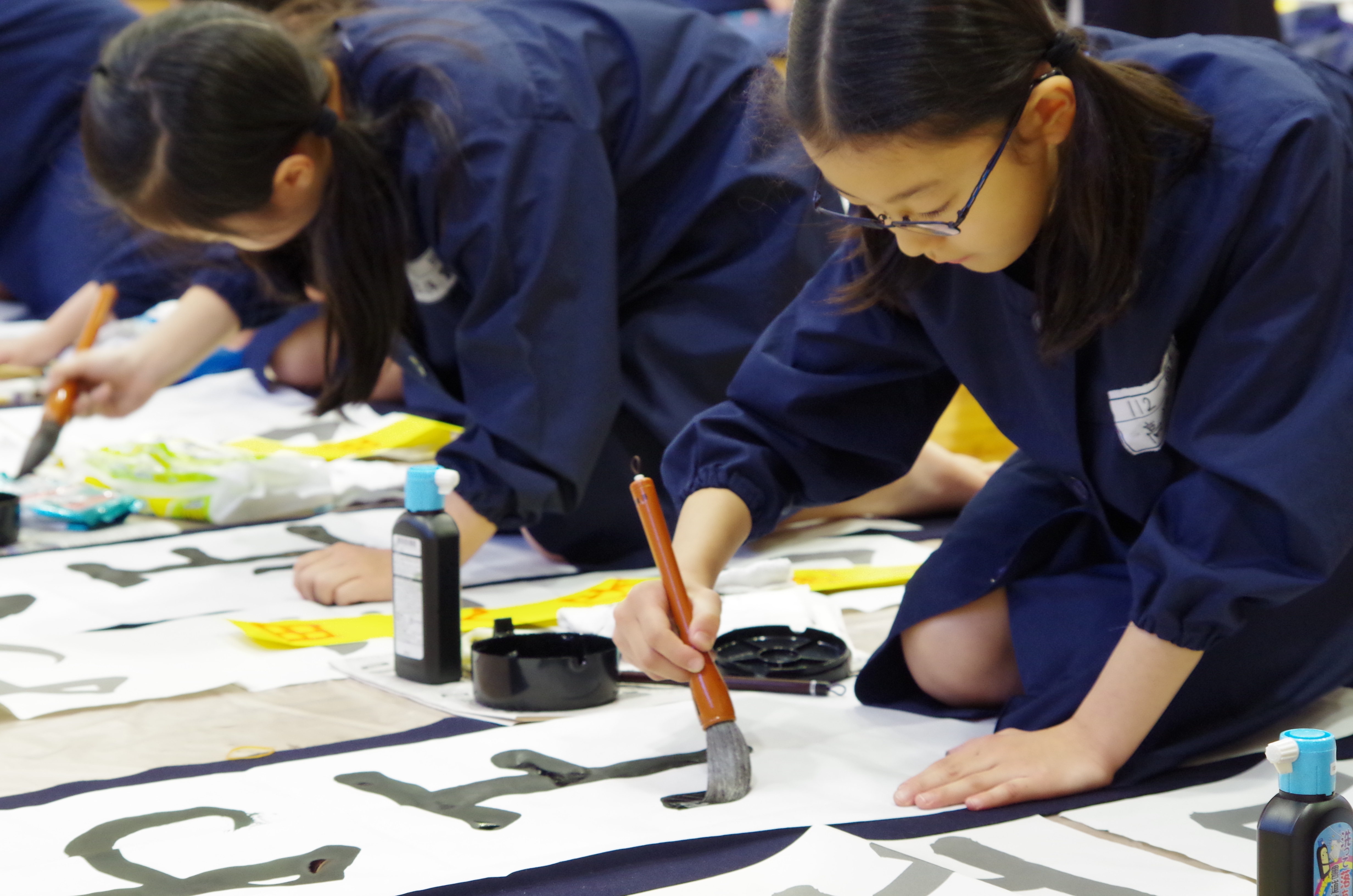 ３年生、初めての書初め大会。