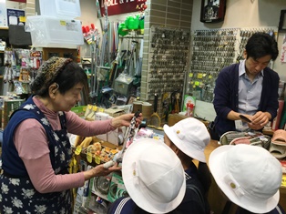 雑貨屋さん　商品の説明を受けている様子