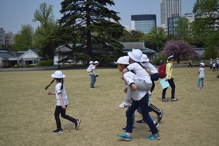 「６年生と１年生：歓迎遠足」