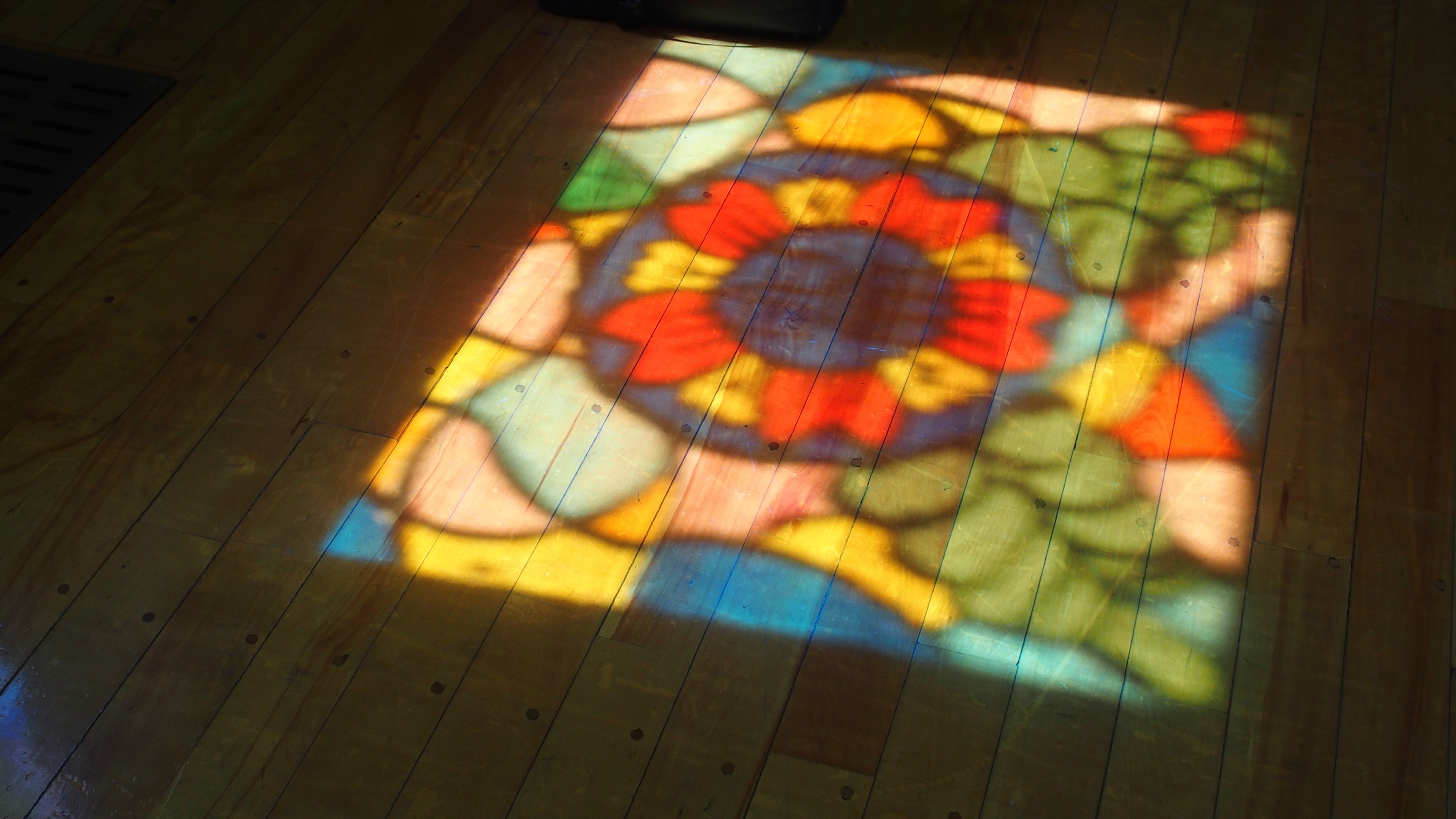 豊明講堂を彩るステンドグラスの光