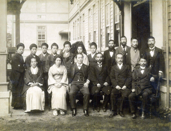 創立当初の教職員らとともに（前列左から3番目が渋沢栄一、4番目が成瀬仁蔵）