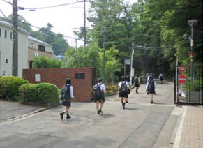 学年別に1クラス3つに分かれての登校 