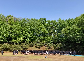 青天のグラウンドで植樹式