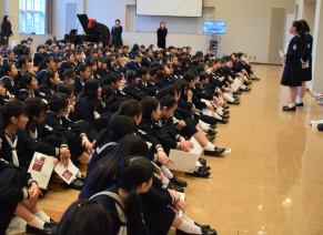 3年生　待機時間に気合を入れます