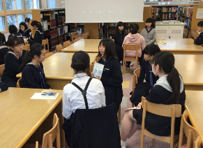 ビブリオバトルを見学する生徒たち