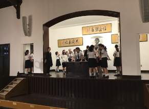 成瀬記念講堂の檀上を見学