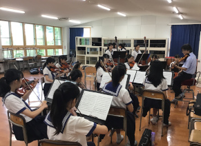 弦楽クラブ　先生が丁寧に指導します