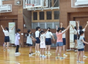 ポンポンを持って楽しく踊ろう