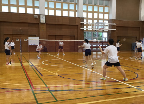 バドミントンクラブ　高校生が教えに来てくれました