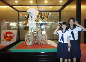 木彫「親獅子」とともに