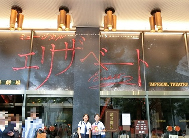 劇場前で