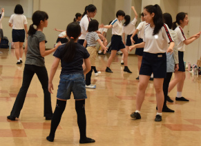 ミュージカルクラブで歌い踊ろう！