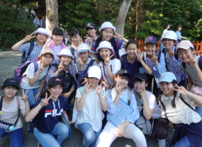 鶴岡八幡宮で記念写真（6組）