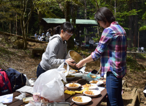 出来上がったカレーを配膳します
