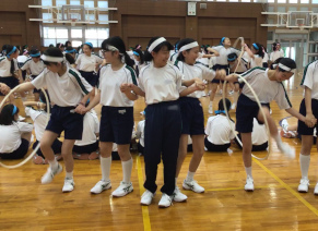 声を掛け合い、次の人へフープを送ります