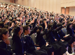 クイズに元気に答える1年生