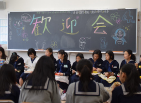 3学年揃ってお弁当を食べます