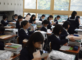 新しい教科書に囲まれて