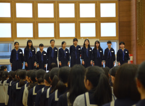 朝礼で他学年から承認を得ます