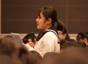 発表者に質問を投げかけます