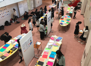 2階に年間研究を展示しています