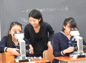 顕微鏡で細胞を観察します