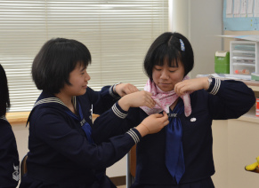 スカーフの結び方を教えて頂きました