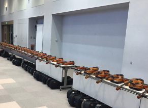 音楽会用に並べたヴァイオリン