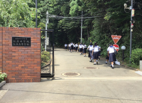 1列で歩く1年生