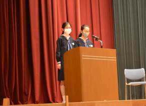 全校委員が会の進行を行いました。