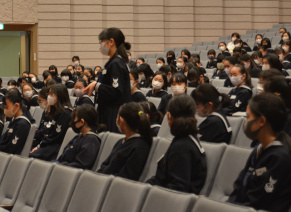 生徒たちからは活発な質問がでました。