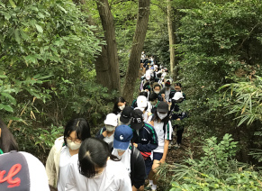 校地内の森を抜け、歩いて20分で到着