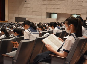 部長達が作った冊子を見ながら説明を聞きました