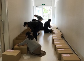 教員総出で教科書の箱詰め作業をしました
