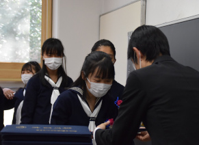 担任から卒業証書を渡します