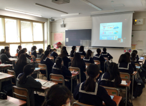 他学年は大ホールからの中継です