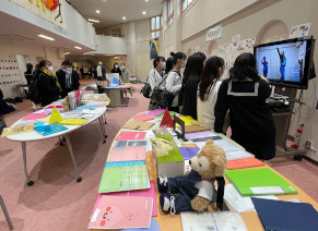 3年生教室前に全員の研究を展示しました