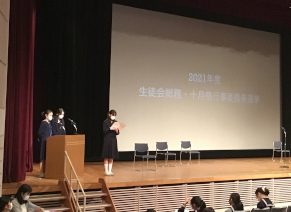 選挙管理委員による司会