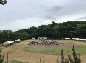 森に囲まれたグラウンドで