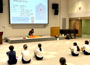 胸骨圧迫の正しい方法を学びます