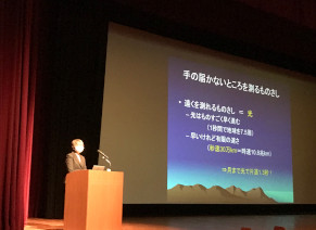 奥村幸子先生の講演　演題「惑星のつくり方と天文学」