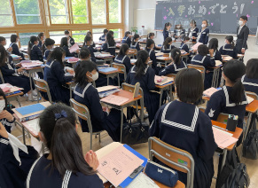 入学式を終えてすこし緊張も解けたようです。