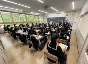 教室からは緑が見え、季節を感じることができます。