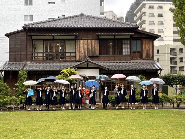 1901年の創立時に建てられた成瀬先生旧宅（分館）前で