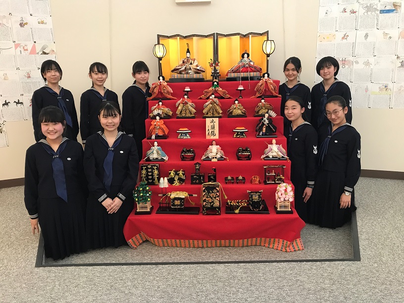 新総務と雛飾り
