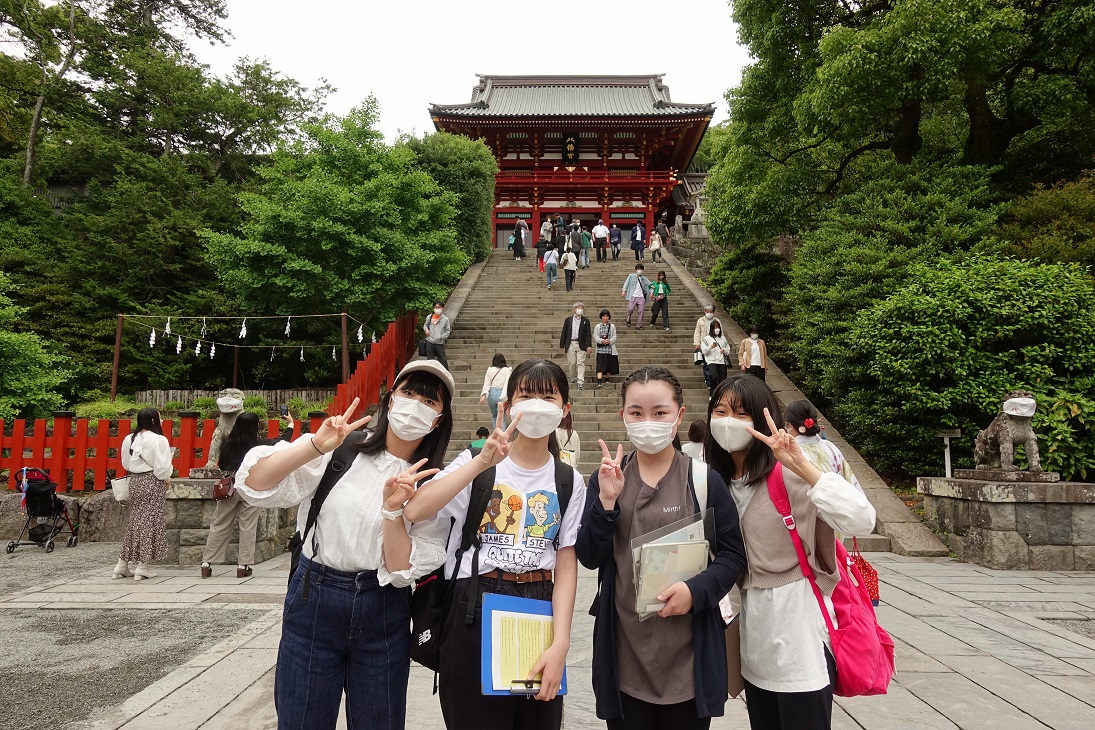 鶴岡八幡宮で記念撮影