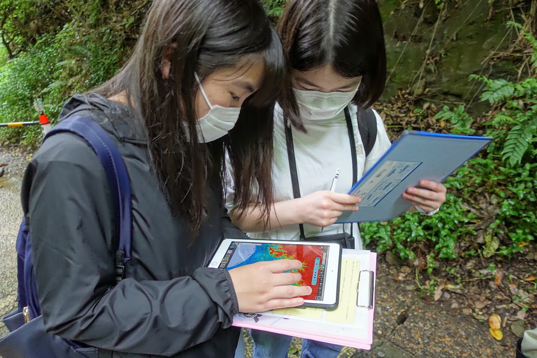 地形を確認しながら切通しを歩きます