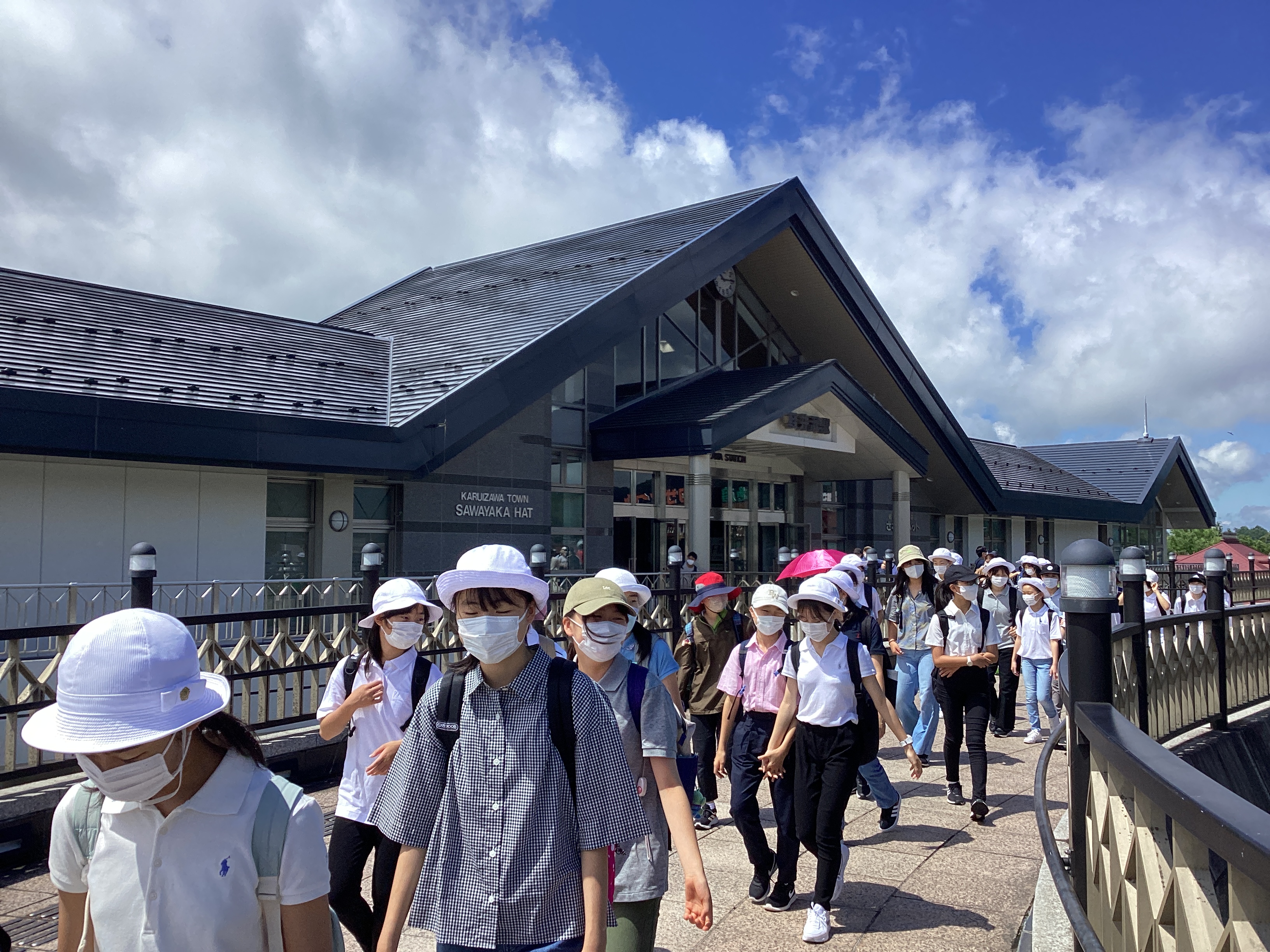 軽井沢駅から歩いて学校の寮に向かいます